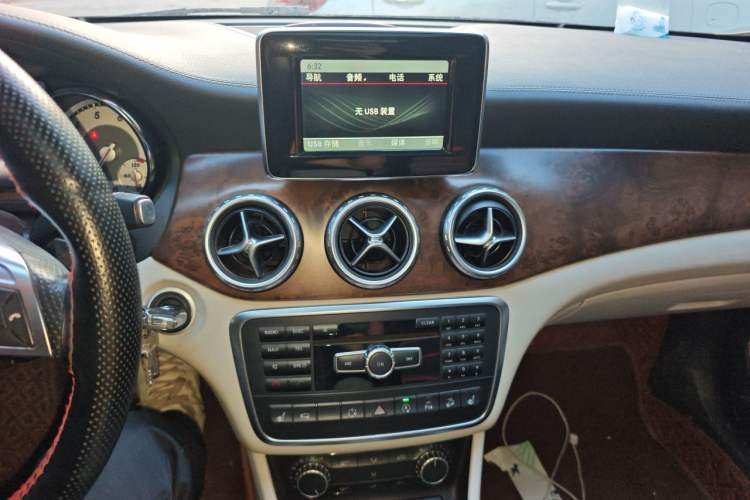 Used Mercedes-Benz GLA 2015 GLA 260 4MATIC Sport Edition Audio And AC Panel