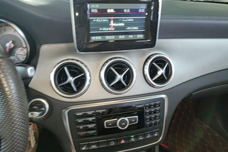 Used Mercedes-Benz GLA 2015 GLA 220 4MATIC Luxury Model Audio And AC Panel