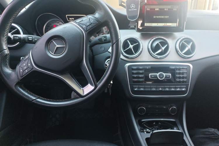 Used Mercedes-Benz GLA 2015 GLA 220 4MATIC Fashion Model Center Console