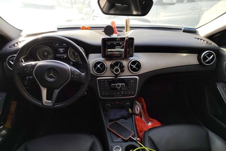 Used Mercedes-Benz GLA 2015 GLA 220 4MATIC Luxury Model Center Console
