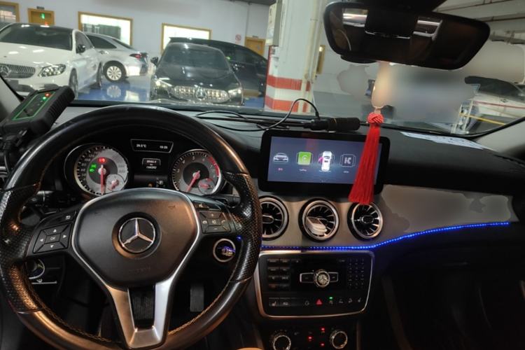 Used Mercedes-Benz GLA 2015 GLA 220 4MATIC Luxury Model Center Console