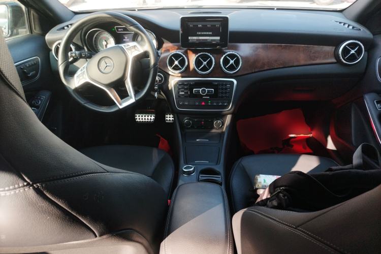 Used Mercedes-Benz GLA 2015 GLA 260 4MATIC Sport Edition Center Console