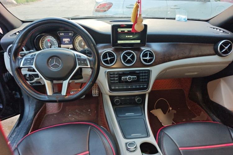 Used Mercedes-Benz GLA 2015 GLA 260 4MATIC Sport Edition Center Console