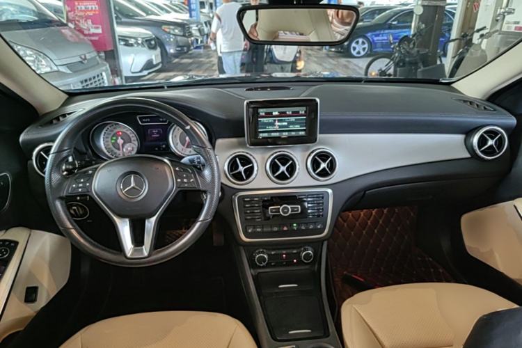 Used Mercedes-Benz GLA 2015 GLA 220 4MATIC Luxury Model Center Console