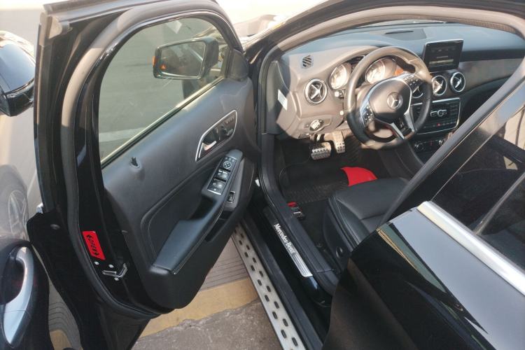 Used Mercedes-Benz GLA 2015 GLA 260 4MATIC Sport Edition Driver Seat