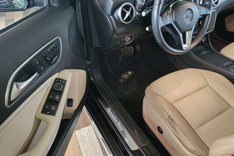 Used Mercedes-Benz GLA 2015 GLA 220 4MATIC Luxury Model Driver Seat
