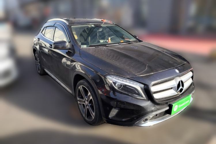 Used Mercedes-Benz GLA 2015 GLA 220 4MATIC Luxury Model Front Right 45 Deg