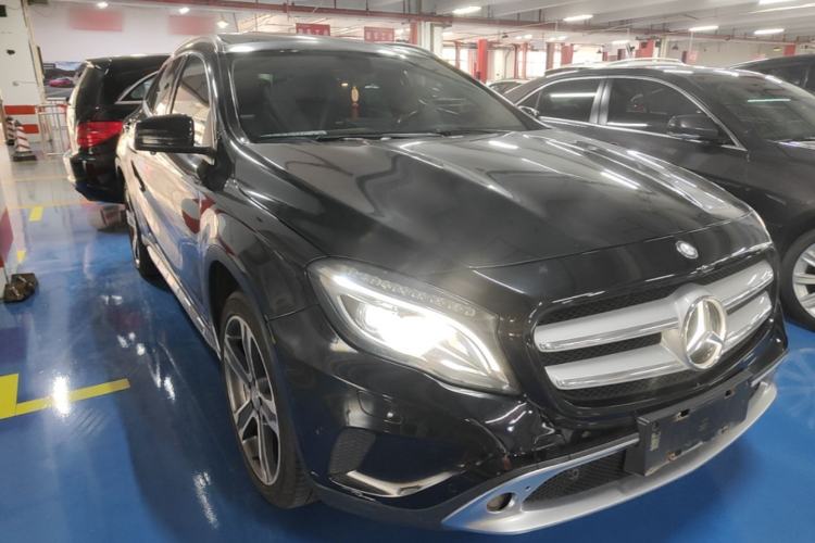 Used Mercedes-Benz GLA 2015 GLA 220 4MATIC Luxury Model Front Right 45 Deg
