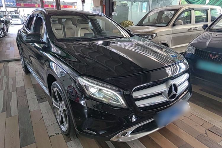 Used Mercedes-Benz GLA 2015 GLA 220 4MATIC Luxury Model Front Right 45 Deg