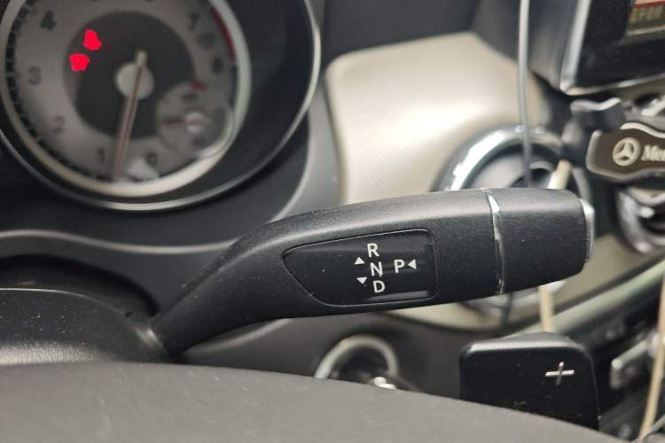 Used Mercedes-Benz GLA 2015 GLA 220 4MATIC Fashion Model Gear Lever