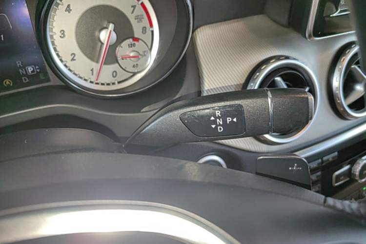 Used Mercedes-Benz GLA 2015 GLA 220 4MATIC Luxury Model Gear Lever