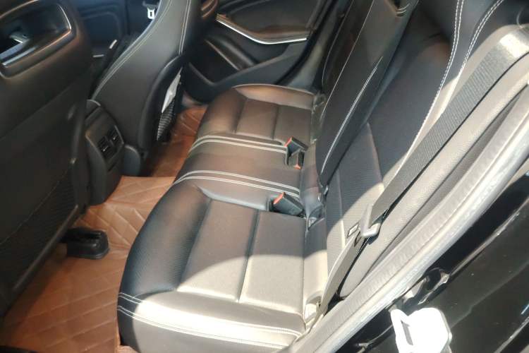 Used Mercedes-Benz GLA 2015 GLA 220 4MATIC Fashion Model Interior 4