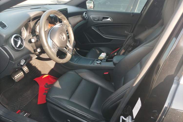 Used Mercedes-Benz GLA 2015 GLA 260 4MATIC Sport Edition Left Front Seat