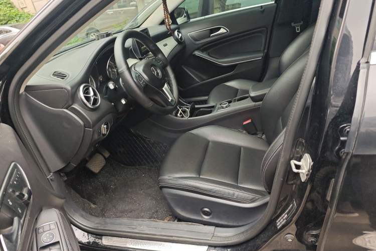 Used Mercedes-Benz GLA 2015 GLA 220 4MATIC Fashion Model Left Front Seat