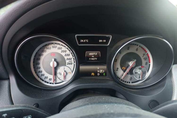 Used Mercedes-Benz GLA 2015 GLA 220 4MATIC Fashion Model Odometer Close Up