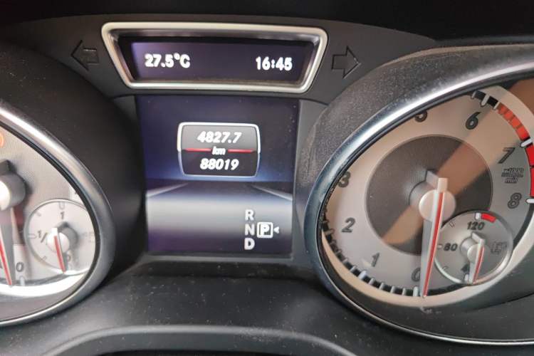 Used Mercedes-Benz GLA 2015 GLA 220 4MATIC Fashion Model Odometer Close Up