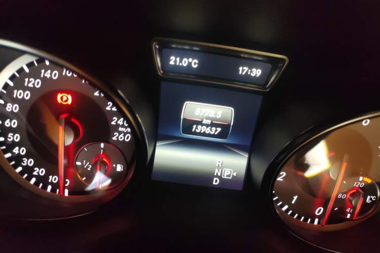 Used Mercedes-Benz GLA 2015 GLA 220 4MATIC Fashion Model Odometer Close Up