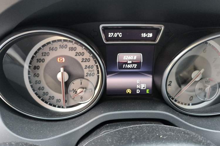 Used Mercedes-Benz GLA 2015 GLA 200 Fashion Model Odometer Close Up