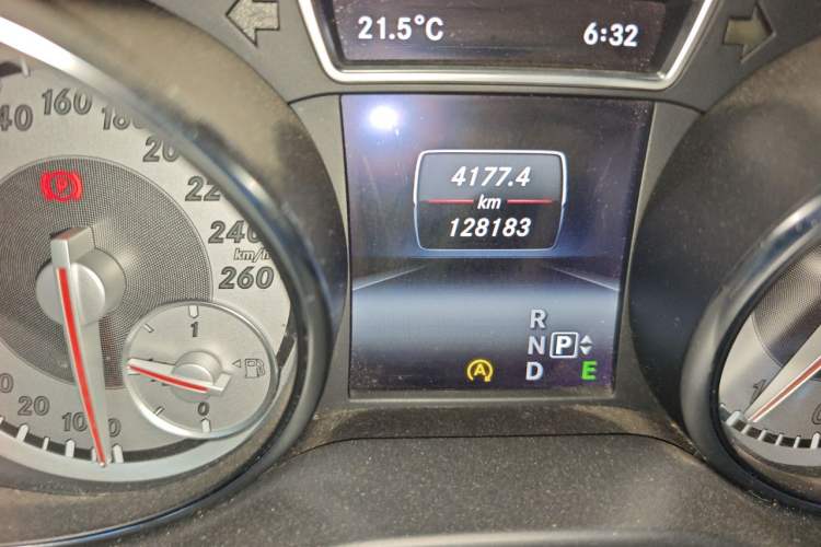 Used Mercedes-Benz GLA 2015 GLA 260 4MATIC Sport Edition Odometer Close Up