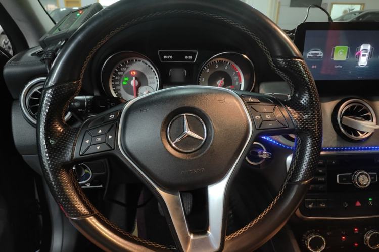 Used Mercedes-Benz GLA 2015 GLA 220 4MATIC Luxury Model Steering Wheel