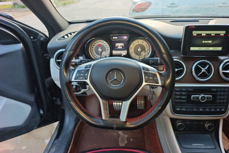 Used Mercedes-Benz GLA 2015 GLA 260 4MATIC Sport Edition Steering Wheel