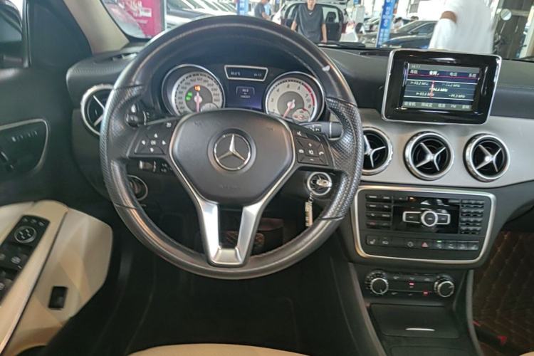 Used Mercedes-Benz GLA 2015 GLA 220 4MATIC Luxury Model Steering Wheel