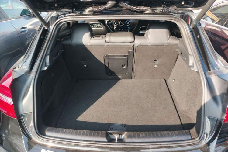 Used Mercedes-Benz GLA 2015 GLA 260 4MATIC Sport Edition Trunk