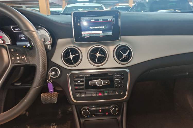 Used Mercedes-Benz GLA 2015 GLA 220 4MATIC Luxury Model Audio And AC Panel