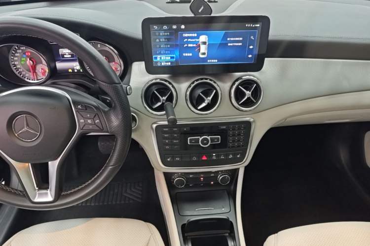 Used Mercedes-Benz GLA 2015 GLA 220 4MATIC Fashion Model Center Console
