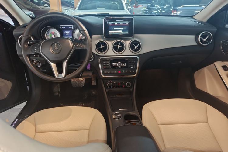 Used Mercedes-Benz GLA 2015 GLA 220 4MATIC Luxury Model Center Console