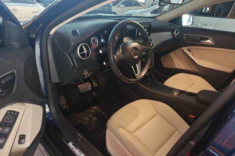 Used Mercedes-Benz GLA 2015 GLA 220 4MATIC Luxury Model Driver Seat