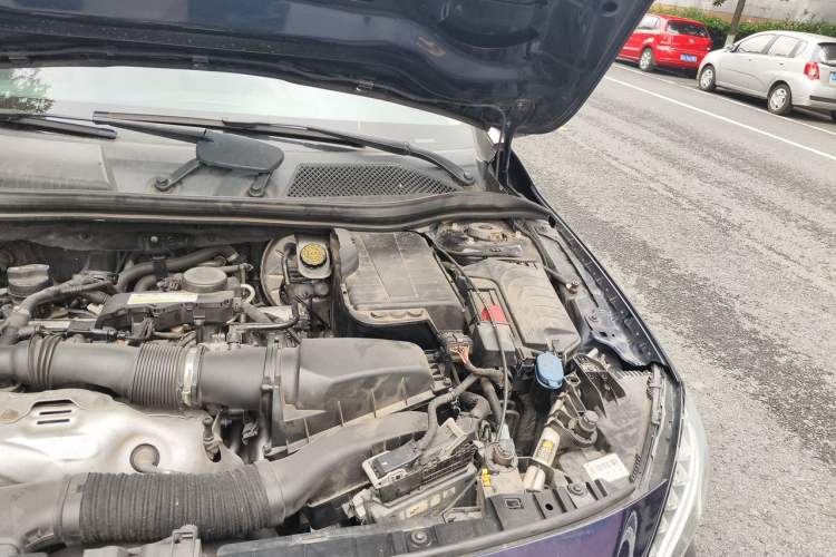 Used Mercedes-Benz GLA 2015 GLA 220 4MATIC Fashion Model Engine Bay Left