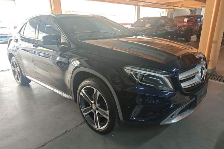 Used Mercedes-Benz GLA 2015 GLA 220 4MATIC Luxury Model Front Right 45 Deg