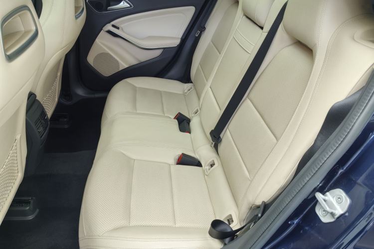 Used Mercedes-Benz GLA 2015 GLA 220 4MATIC Luxury Model Interior 3