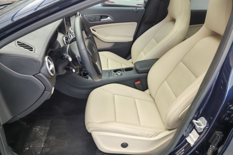 Used Mercedes-Benz GLA 2015 GLA 220 4MATIC Luxury Model Interior 4