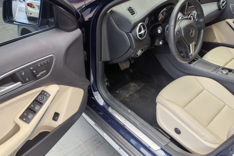Used Mercedes-Benz GLA 2015 GLA 220 4MATIC Luxury Model Interior 5