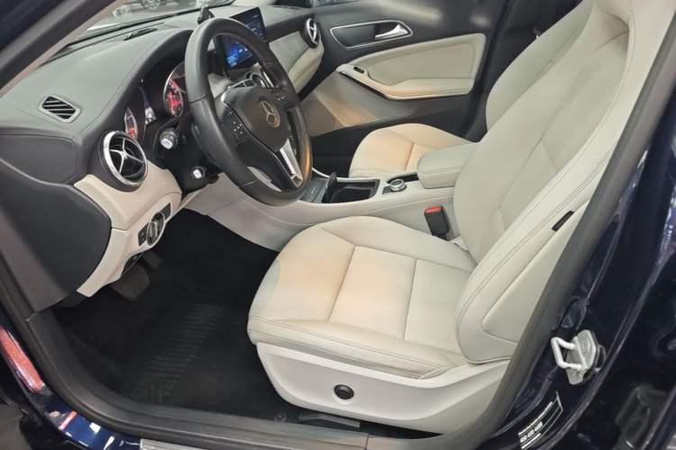 Used Mercedes-Benz GLA 2015 GLA 220 4MATIC Fashion Model Left Front Seat