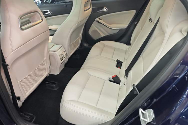 Used Mercedes-Benz GLA 2015 GLA 220 4MATIC Fashion Model Left Rear Seat