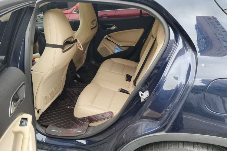 Used Mercedes-Benz GLA 2015 GLA 220 4MATIC Fashion Model Left Rear Seat