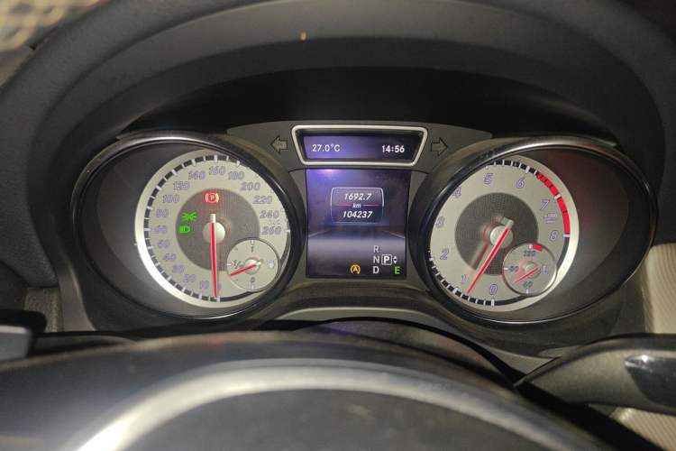 Used Mercedes-Benz GLA 2015 GLA 200 Fashion Model Odometer Close Up
