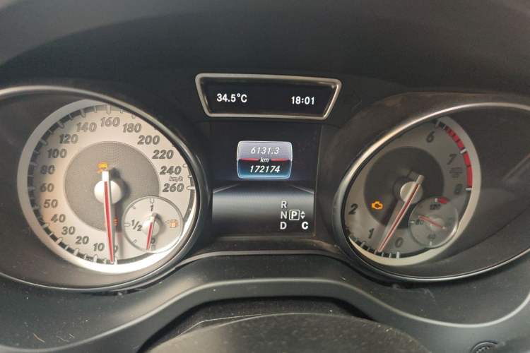 Used Mercedes-Benz GLA 2015 GLA 200 Fashion Model Odometer Close Up