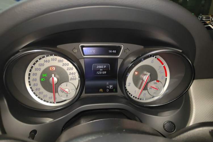 Used Mercedes-Benz GLA 2015 GLA 220 4MATIC Fashion Model Odometer Close Up