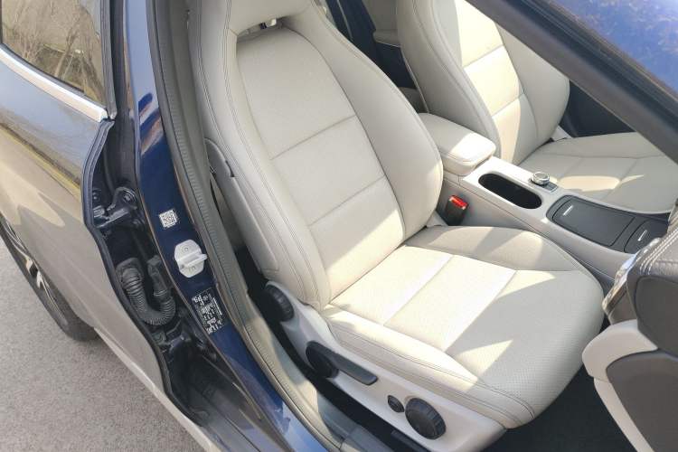 Used Mercedes-Benz GLA 2015 GLA 200 Fashion Model Right Front Seat