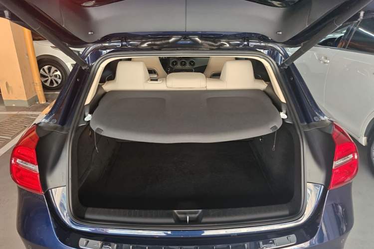 Used Mercedes-Benz GLA 2015 GLA 220 4MATIC Luxury Model Trunk