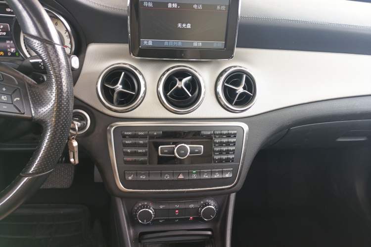 Used Mercedes-Benz GLA 2015 GLA 220 4MATIC Fashion Model Audio And AC Panel