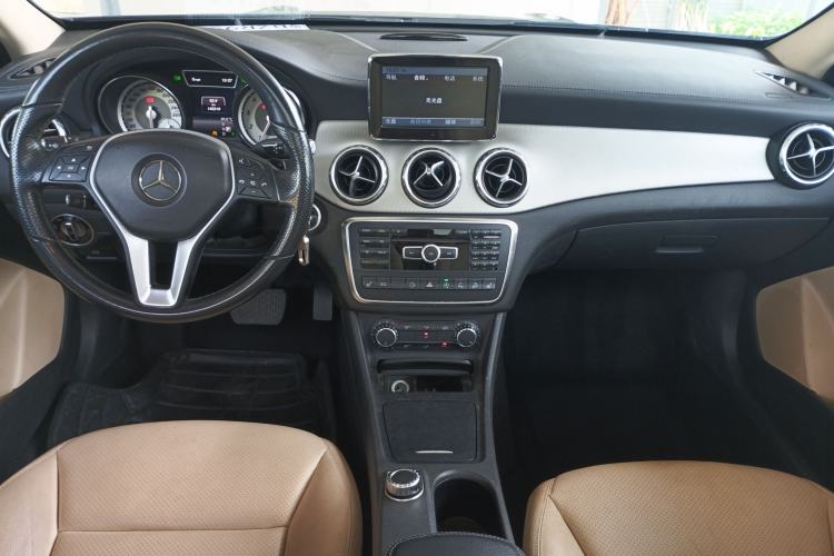 Used Mercedes-Benz GLA 2015 GLA 220 4MATIC Fashion Model Center Console