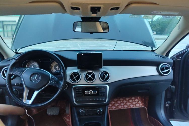 Used Mercedes-Benz GLA 2015 GLA 220 4MATIC Fashion Model Center Console