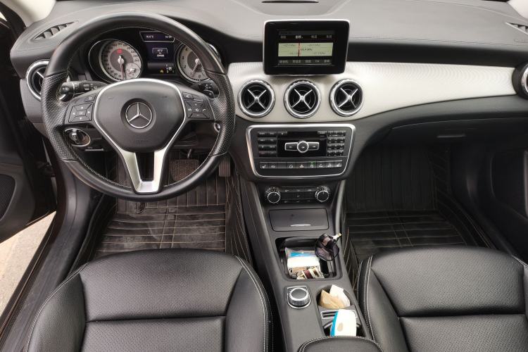 Used Mercedes-Benz GLA 2015 GLA 220 4MATIC Fashion Model Center Console