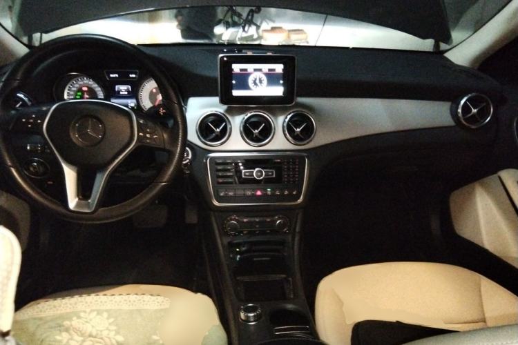 Used Mercedes-Benz GLA 2015 GLA 220 4MATIC Fashion Model Center Console
