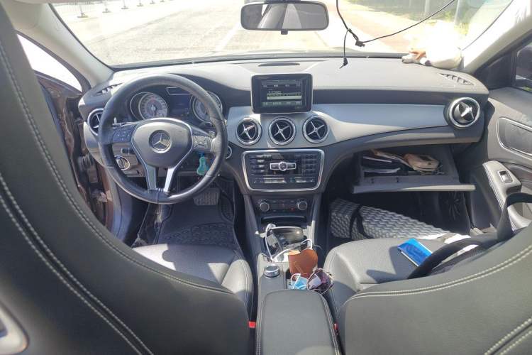 Used Mercedes-Benz GLA 2015 GLA 220 4MATIC Fashion Model Center Console
